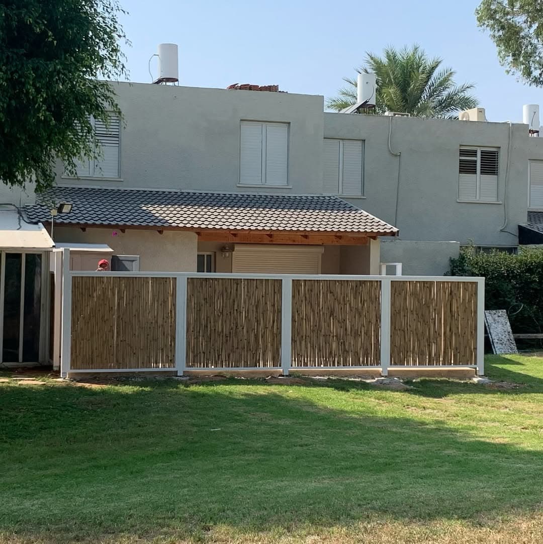 גדר במבוק עם מסגרת עץ אורן לבן