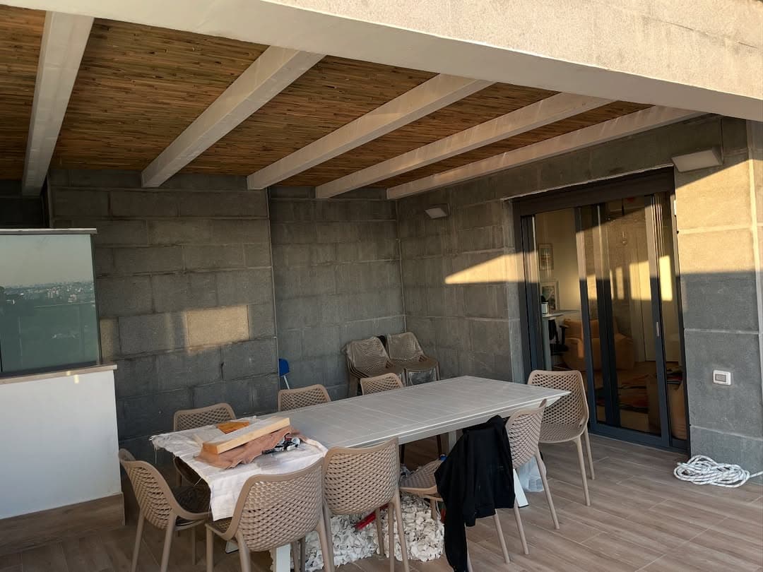 הפרגולה מבפנים, קורות לבנות ובמבוק